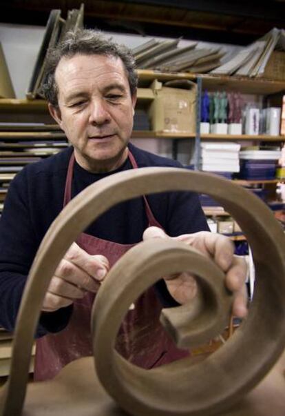 Nacho Porto trabajando en su escultura 'Arroba roja' en su taller de Carnota.