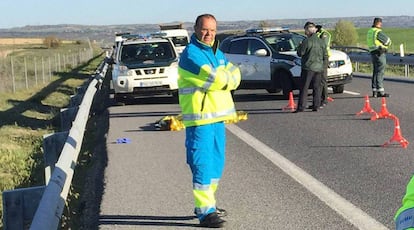 Emergency services next to the body of the man shot on Tuesday by a Civil Guard officer.