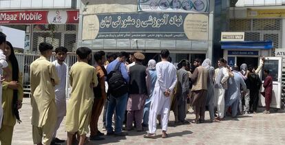 Afganos en una fila para retirar sus ahorros en los cajeros automáticos, en Kabul, este domingo.