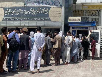 Afganos en una fila para retirar sus ahorros en los cajeros automáticos, en Kabul, este domingo.