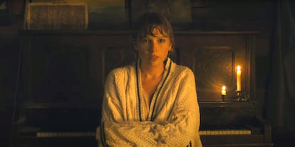 Taylor Swift y su cardigan en 'Cardigan', claro.