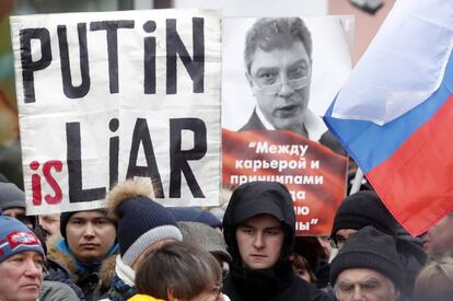 Manifestación por la memoria de Nemtsov y contra el Gobierno de Putin en Moscú, este domingo.