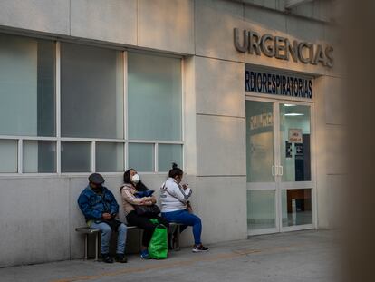 Familiares esperan a las afueras del área covid-19 en el Hospital Centro Médico, el pasado 22 de diciembre.