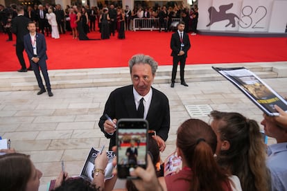 El director de cine Paolo Sorrentino firma autógrafos a su llegada a la ceremonia del Festival de Cine de Venecia, este miércoles.