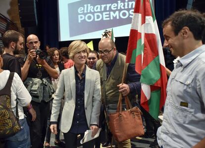La candidata a lehendakari de Elkarrekin Podemos, Pili Zabala (3i), tras atender a los medios de comunicación, junto a los demás componentes de la formación.