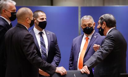 Los presidentes de (desde la izquierda) Lituania, Gitanas Nauséda; de Malta (de espaldas), Robert Adela; Bulgaria, Rumen Radev; Hungría, Viktor Orbán y Chipre, Nicos Anastasiades, este jueves antes del inicio de la cumbre europea.