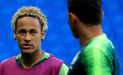 Neymar, durante treinamento neste sábado, estreia novo penteado com cabelo loiro.