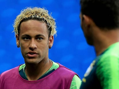 Neymar, durante treinamento neste sábado, estreia novo penteado com cabelo loiro.