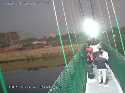 Fotograma de uno de los vídeos que mostraban el derrumbe del puente, el domingo.