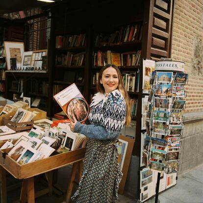 En la librería de viejo San Ginés, Rigoberta, con cuello y falda de seda estampada, todo de Paco Rabanne.