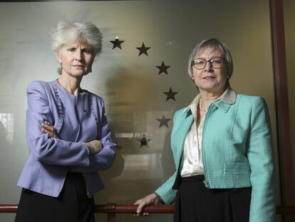 Las eurodiputadas  Anna Maria Corazza Bildt (a la izquierda) y Mary Honeyball, en la oficina del Parlamento Europeo en España.