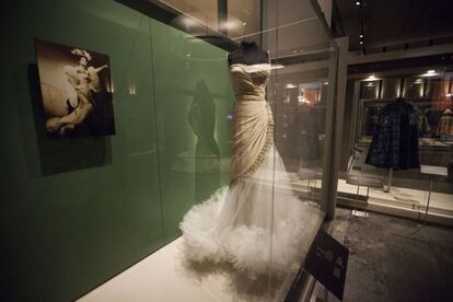 La exhibicin tambin cuenta con un vestido de la actriz mexicana Mara Flix. Esta prenda de fiesta fue usada por la intrprete en su pelcula La estrella vaca (1960). El vestido est confeccionado con la tcnica del drapeado y tiene algunas incrustaciones de pedrera. Fue adquirido por el museo hace un par de a?os en una compra de 1.600 piezas para renovar la coleccin. El dise?o fue adquirido sin el tul de la parte inferior y fue restaurado para esta muestra.