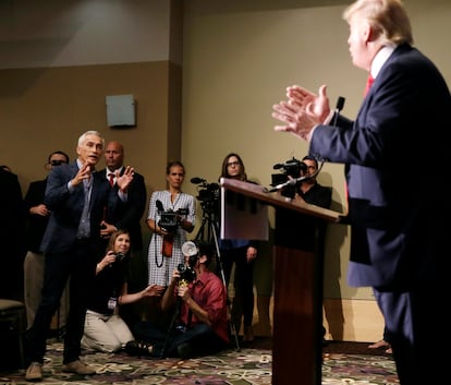 En esta foto de archivo del 25 de agosto de 2015, el presentador de Univision, Jorge Ramos, a la izquierda, le hace una pregunta al candidato presidencial republicano Donald Trump sobre su propuesta de inmigración durante una conferencia de prensa en Dubuque, Iowa.