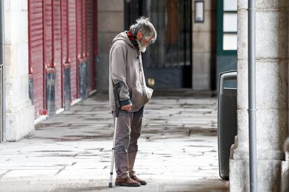Un hombre sin hogar camina por los soportales de la Plaza Mayor este lunes.