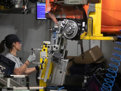 Una mujer trabaja en la fábrica de Opel en Zaragoza, España.
