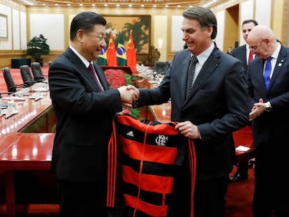 Presidente chinês Xi Jinping recebe de presente de Jair Bolsonaro uma camiseta rubro-negra do Flamengo em encontro na China.