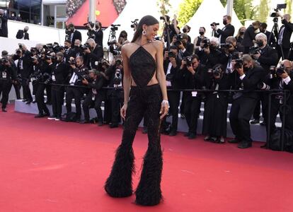 Izabel Goulart posa para los fotógrafos a su llegada al estreno de la película 'Stillwater' en el 74º festival internacional de cine, en Cannes, sur de Francia.