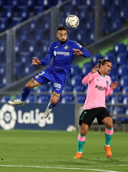 Erick Cabaco cabecea el balón para que Antoine Griezmann no lo pueda controlar.