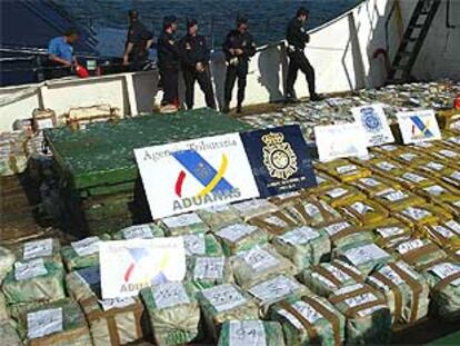 Los 6.460 kilos de cocaína que llevaba el <i>South Sea, </i>sobre la cubierta del navío, el pasado mes de octubre. Estaban escondidos en la proa del barco, que venía desde Suramérica.