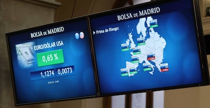 Valores en los paneles del Palacio de la Bolsa de Madrid