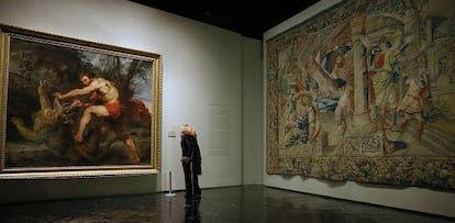 Una visitante contempla 'Sansón y el león' en la muestra 'A su imagen. Arte, cultura y religión', en el Fernán Gómez Centro Cultural de la Villa en Madrid.