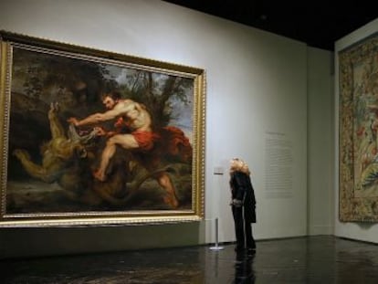 Una visitante contempla 'Sansón y el león' en la muestra 'A su imagen. Arte, cultura y religión', en el Fernán Gómez Centro Cultural de la Villa en Madrid.