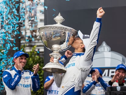 Álex Palou levanta el trofeo de campeón de IndyCar.