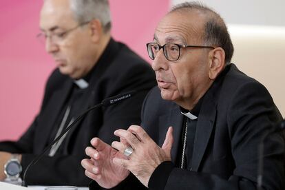 El presidente de la Conferencia Episcopal Española, Juan José Omella, ofrece una rueda de prensa, este martes en Madrid.