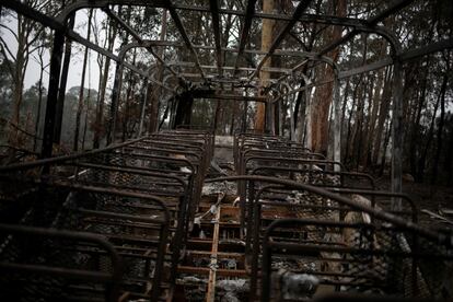 Los restos de un autobús destruido en la aldea de Mogo (Australia) en la oleada de incendios forestal es que arrasan el país.
