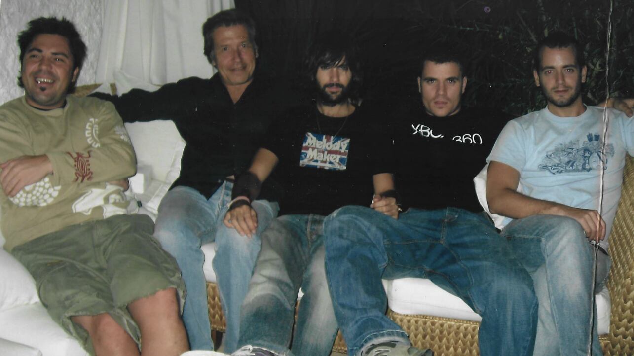 El Canto del Loco en casa de su 'manager' en 2006: de izquierda a derecha, Jandro Velázquez (batería), Tibu, David Otero (guitarra), Dani Martín (voz) y Chema Ruiz (bajo). / Cortesía de Carlos Vázquez 