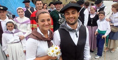 Eneritz Laza y Endika Herranz encarnaron a ayer a los novios de la boda que se representó en Zierbena.