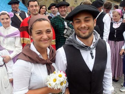 Eneritz Laza y Endika Herranz encarnaron a ayer a los novios de la boda que se representó en Zierbena.