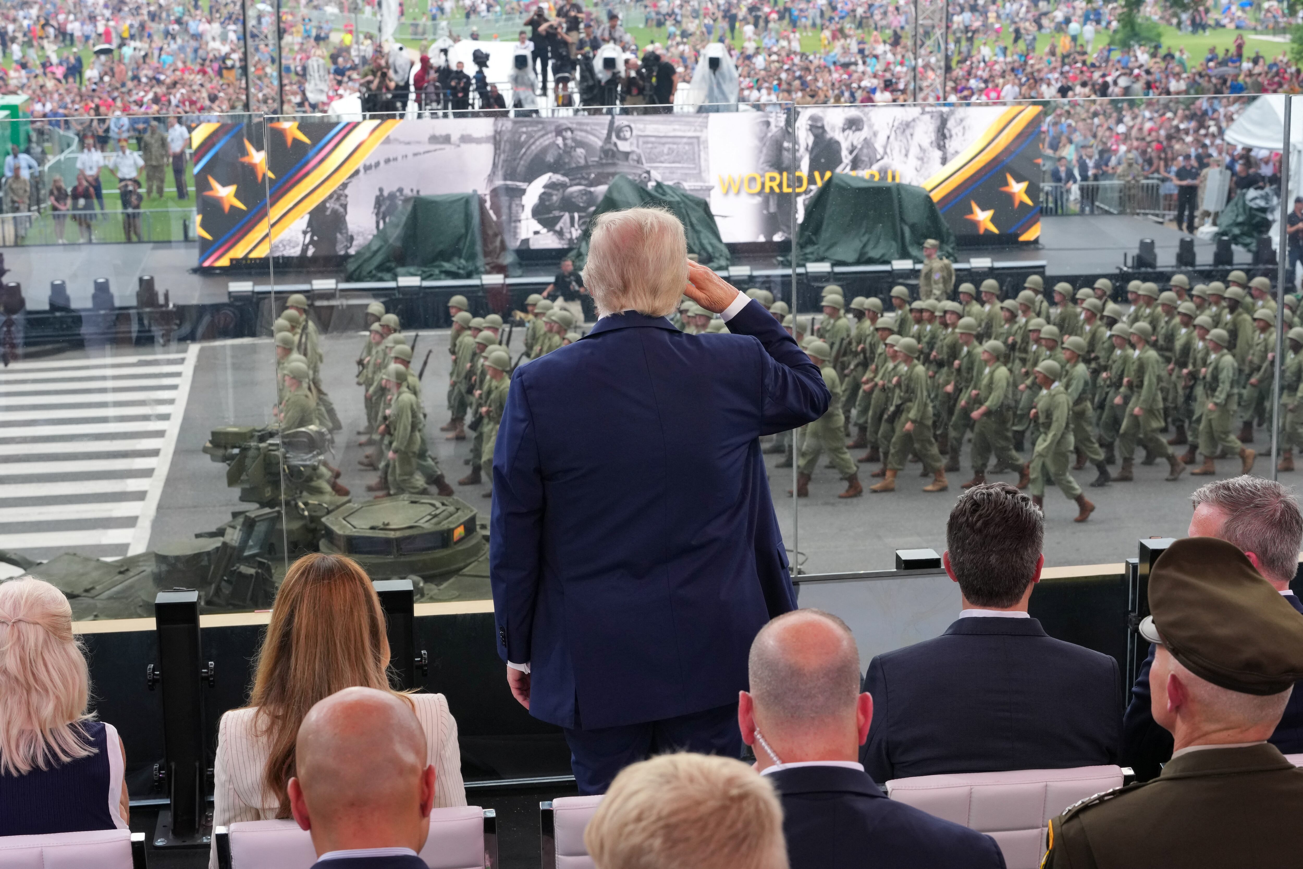 La lluvia, las protestas y la escasa asistencia deslucen el desfile de cumpleaños de Trump