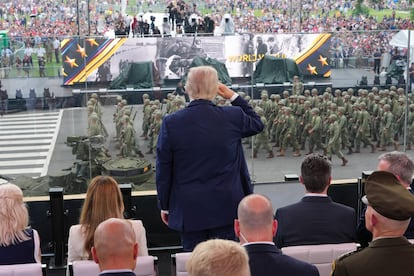 Donald Trump saluda a las tropas durante el desfile.