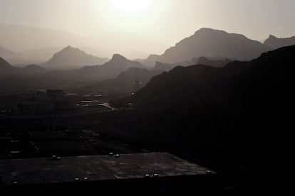 Vista de las montañas que rodean la ciudad de Yazd desde una de las torres del silencio, importante edificio funerario zoroástrico. Esta corriente religiosa, fundada por el profeta Zaratustra, considera al cadáver humano como un elemento impuro y prohibe que contamine la tierra. Por esta razón, los cuerpos son llevados a las torres del silencio, para que su carne sea consumida por los buitres.