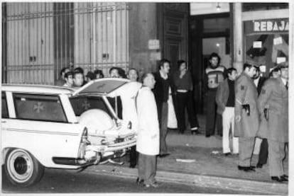 Entrada de Atocha 55, momentos después del atentado del 24 de enero de 1977.