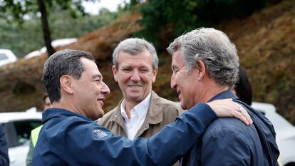 El líder del PP, Alberto Núñez Feijóo (a la derecha), saluda al presidente de la Junta de Andalucía, Juan Manuel Moreno (a la izquierda), en presencia del presidente de la Xunta de Galicia, Alfonso Rueda (centro), a su llegada al acto de inauguración de la temporada política, este domingo, en la localidad pontevedresa de Cerdedo-Cotobade.