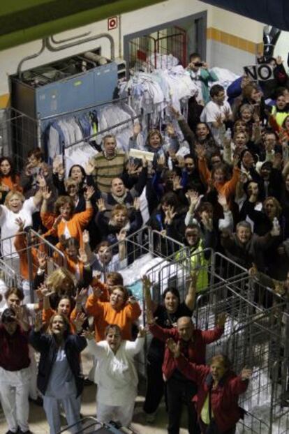 Los trabajadores de la lavandería hospitalaria, en el comienzo de su plante el pasado día 19.