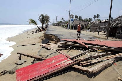 Los restos de una casa que fue dañada por el fuerte oleaje se ven en la playa Azul en Coyuca de Benítez, en la costa del estado de Guerrero. De acuerdo con los medios locales , las ciudades de Acapulco y Coyuca de Benítez se enfrentan a los más olas intensas en los últimos veinte ocho años.