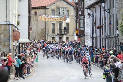 El pelotón de la Vuelta a su paso por Espinosa de los Monteros (Burgos), uno de los cinco pueblos protagonistas en el proyecto de Plenitude.