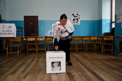 Una mujer asiste a las casillas electorales, en Quito, Ecuador. 