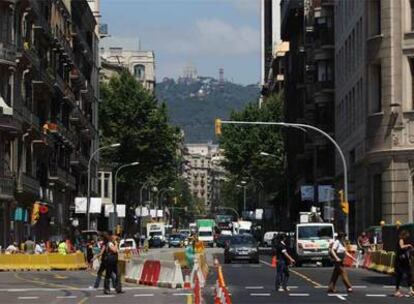 La calle de Balmes, ayer, con parte de los carriles abiertos al tráfico.