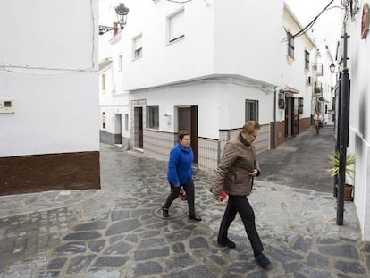 Vecinas de Canillas de Aceituno, en la Alta Axarquía, la población que más vecinos ha perdido de Málaga en los últimos diez años.