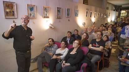 El biólogo Miguel Alcíbar, en el local de Sevilla en el que se celebra cada miércoles Ciencia en el Boulevar.