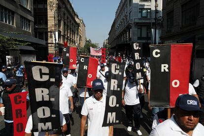 Miembros de la Confederación Regional Obrera Mexicana marchan en las calles del Centro Histórico, en Ciudad de México, este miércoles.