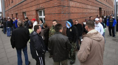 Los parados se agolpan a las puertas de una oficina de asistencia social en Limerick, en el centro de Irlanda.