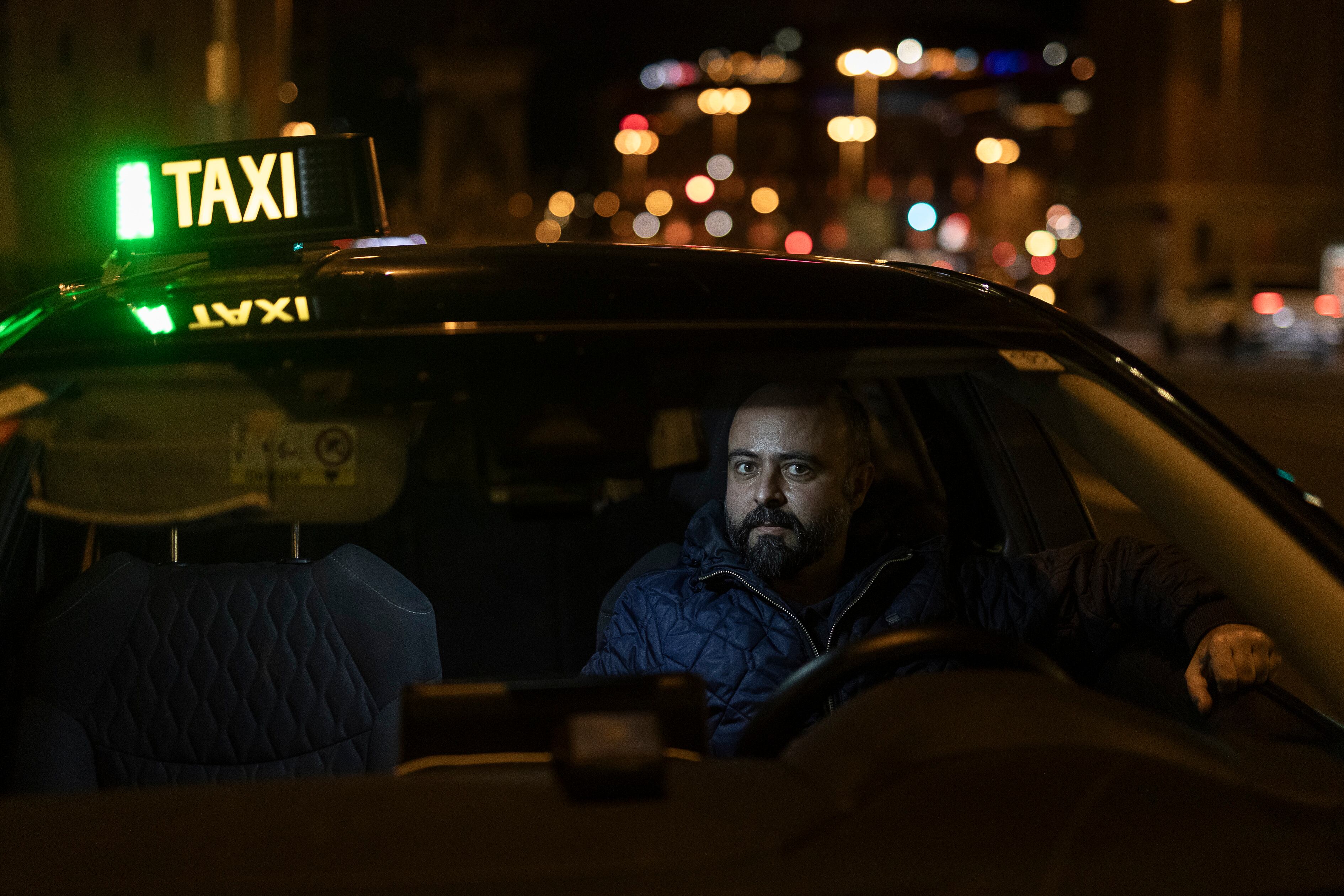 Óscar Cano, taxista en Barcelona, lleva 21 años haciendo el turno de noche.