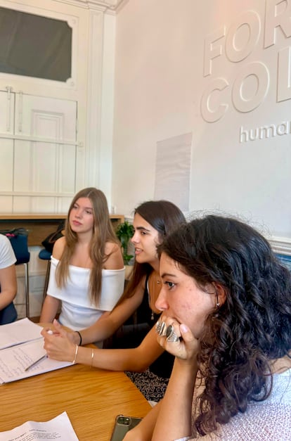La infanta Sofía junto a compañeros en el centro privado Forward College de Lisboa, adscrito a la Universidad de Londres.