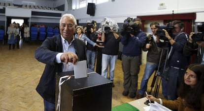 Antonio Costa, el líder de la oposición socialista deposita su voto en un colegio electoral en Lampas, cerca de Sintra, Portugal.