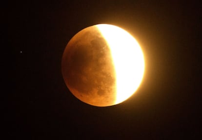 La luna en el proceso, que ha durado 78 minutos, hacia el eclipse total. La foto ha sido tomada en el oeste de la ciudad de Los Ángeles (California). 
